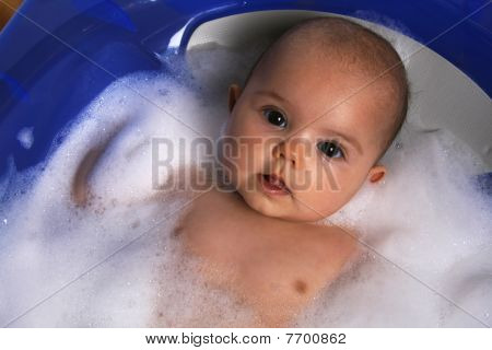 Bebé toma un baño