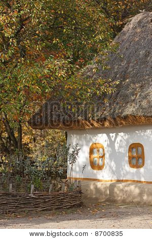 Podzimní krajina. Ukrajinská chýše.