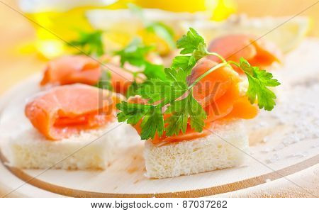bread with salmon