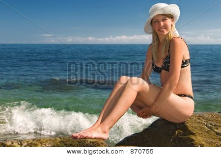 DONNA SULLA ROCCIA