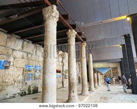 Jerusalem,israel - Juli 13, 2015: Cardo Maximus, Roman Pillars .the Remains Of An Ancient Roman Pill