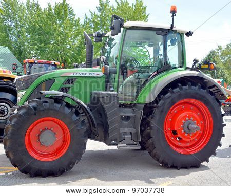 Tractor FENDT 718 Vario