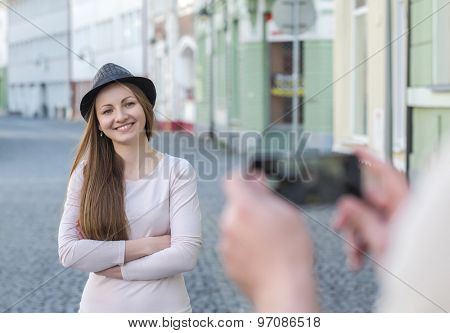 Touristic couple shooting on the modile phone at the city streets under sunlight.