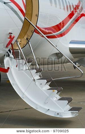 Avión civil bajo aire-escaleras