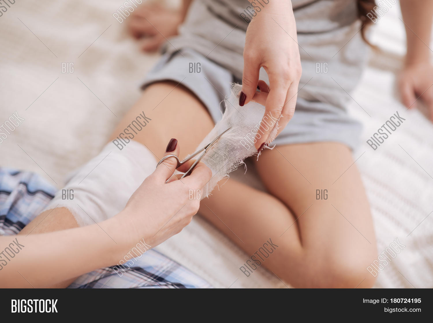 Девушка гладит ноги. Гладит мою ногу. Девушку с перевязкой коленка. Мужчина обнимает ноги женщины. Девушка с перебинтованной коленкой.