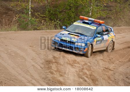 Rostov, Rusko - září 05: Uriy Volkov řídí auto Subaru Impreza během Rostov Velikiy Rusko