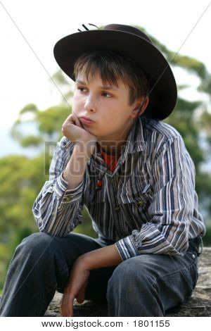 Paese Cowboy seduto su una roccia