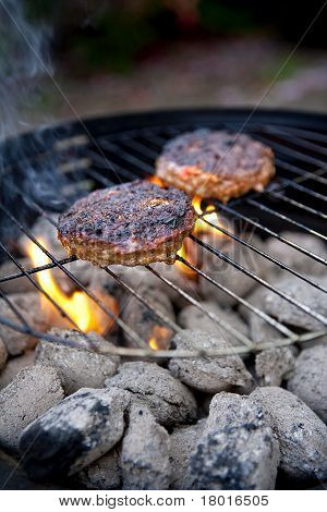 Gotowanie hamburgery z grilla