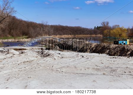 Sand extraction from the bottom of the river by hydraulic means