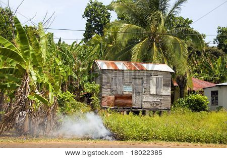 Hořící džungle šindel House Corn Island Nikaragua odpadky