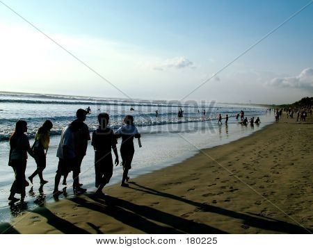 Folk gå ved stranden