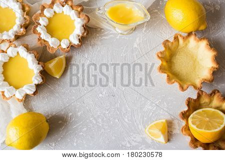Lemon tartlets with brewed lemon cream and wet meringue