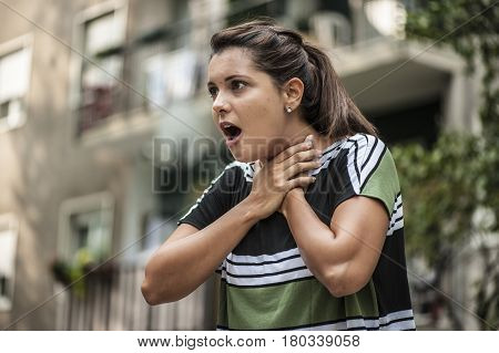 a guy helping a young girl with the heimlich desobstruction while she's choking