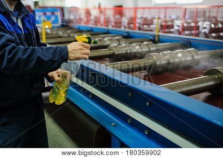 Industrial Worker Spray On Metal Sheet Profiling Machine