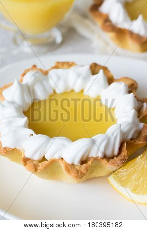 Lemon tartlets with brewed lemon cream and wet meringue