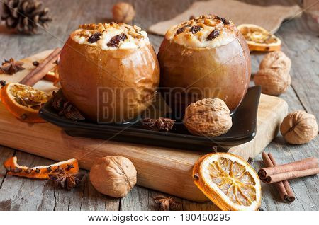 Baked apples sutffed with curds and nuts