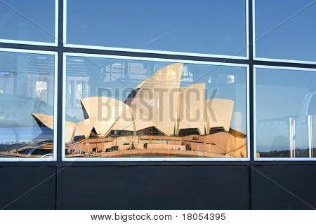 Windows naar de Opera: een weerspiegeling van de Sydney Opera House, Australië