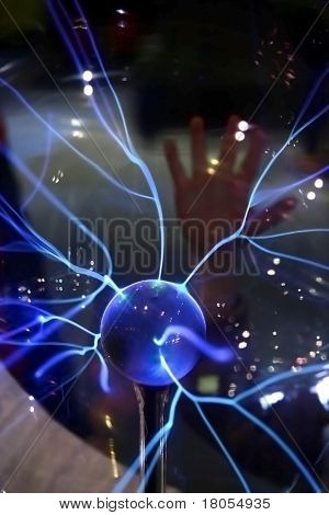 Mano di un ragazzo attirando elettro magnetica energia attraverso il vetro