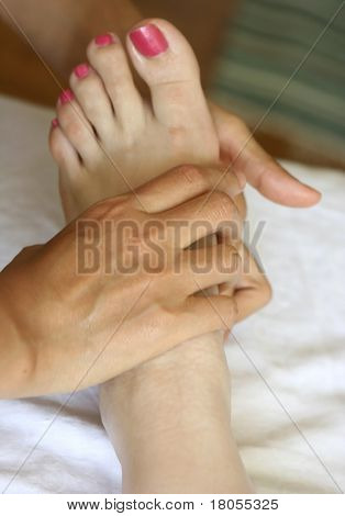 Una donna riceve la riflessologia come parte di un trattamento di massaggio olistico