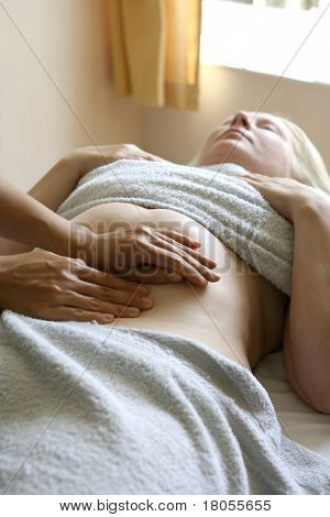 Una donna riceve un massaggio come parte di un trattamento di massaggio olistico