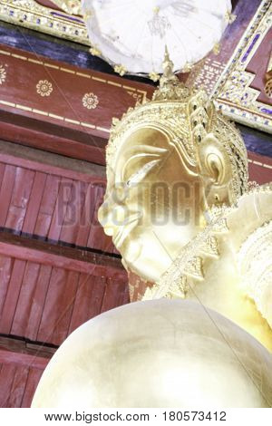Faith has many Buddhist merit gilded Buddha makes the beauty of the golden Buddha. The main idea is to ignore the evil propensities.