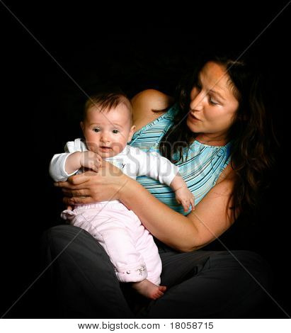 Porträt von Baby versuchen, Weg von der Mutter Arm Winden.