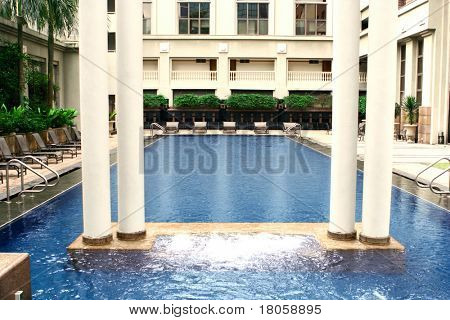 สระว่ายน้ำกว้างใหญ่สูงขึ้นอพาร์ทเมนท์บรรยากาศหนึ่ง