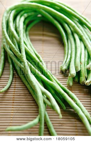 신선한 longbean, 대나무 돗자리에 전통적인 아시아 야채.