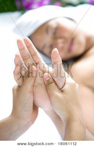 Donna ricevere massaggi rilassanti mano come parte del trattamento di bellezza
