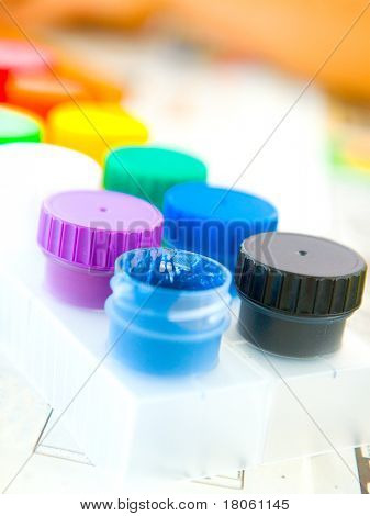 แถวของหม้อมีสีสันสีโปสเตอร์