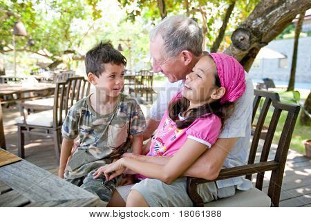 Grand-père de passer un moment merveilleux avec leurs petits-enfants. Concept de l'amour, l'affection et gratitude.