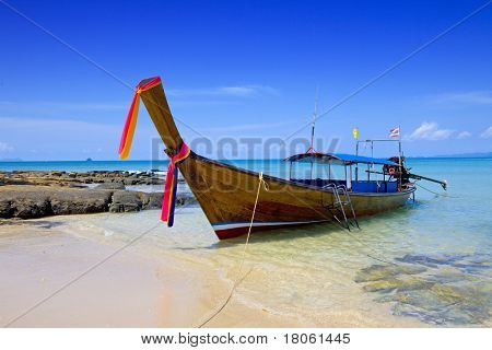 Tailboat โลนที่ลอยอยู่ในน้ำใสของทะเลอันดามันกับท้องฟ้าสีฟ้าใสสวยงาม