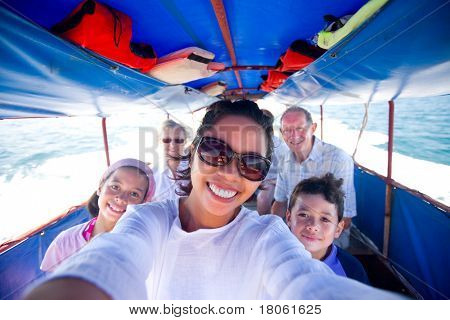ครอบครัวมีความสุขที่ขี่เรือไขมันที่ไปเกาะ