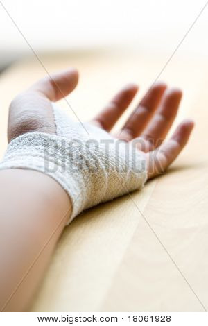 Closeup di mano e polso fasciato