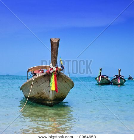 หางยาวเรือจอดริมหาดปิดอ่าวไร่เลย์ฝั่งตะวันตกของประเทศไทย