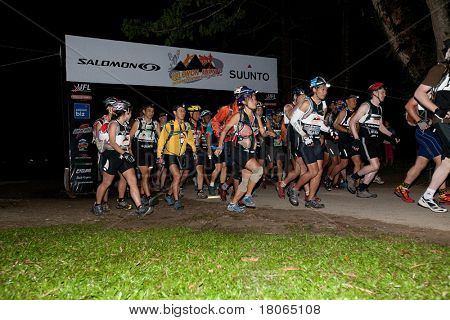 SABAH, Maleisië - 2 APRIL: Deelnemers kickstart start de race op de vroege ochtend 3 am tot de Sa
