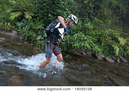 SABAH, MALEISIË - 2 APRIL. Deelnemer racing rivier naar bestemming in de race, Sabah Adven