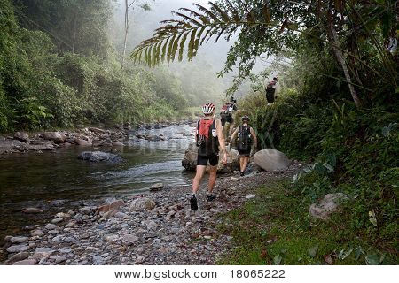 SABAH, MALEISIË - 2 APRIL. Een racer uit een deelnemende team maakt hun weg langs en over een ri