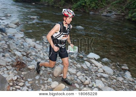 SABAH, MALEISIË - 2 APRIL. Een racer uit een deelnemende team maakt hun weg langs en over een ri