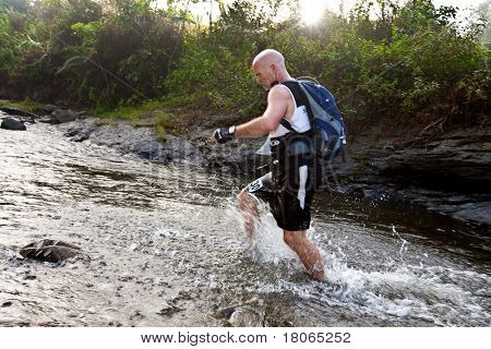SABAH, MALEISIË - 2 APRIL. Een racer uit een deelnemende team maakt hun weg langs en over een ri