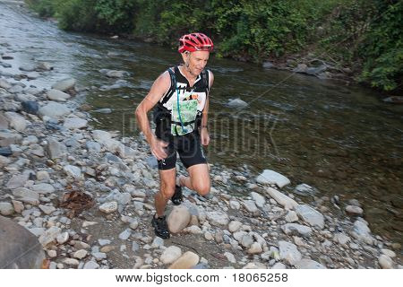 SABAH, MALEISIË - 2 APRIL. Een racer uit een deelnemende team maakt hun weg langs en over een ri