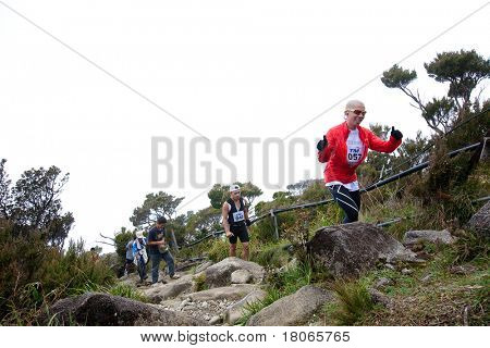 MT KINABALU, SABAH - 25 Ekim: Katılımcıların Mt Kinabalu düzenlenen Uluslararası Climbathon içinde tırmanmak 