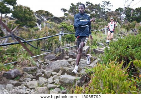 MT KINABALU, SABAH - 25 Ekim: Mt Kinabalu International Climbathon h çalışan katılımcı