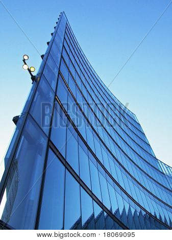 Edificio de cristal azul