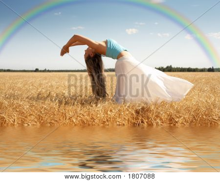 Venyttely nainen Rainbow ja vesi