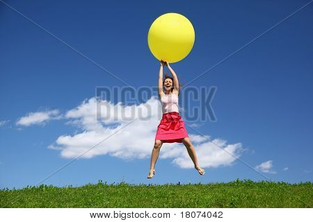 Mulher por dia canicular descer em bola inflável na grama