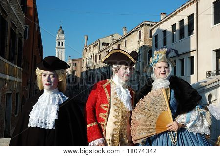 Tre persone In costume durante il Carnevale di Venezia 2011