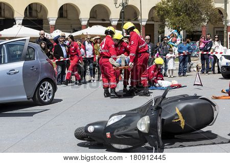 First Aid, Victim Liberation In An Car Accident