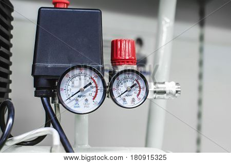 New pressure measuring device pressure gauges on the compressor. Manometer