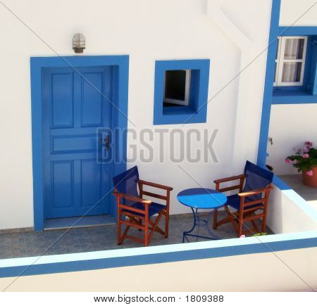Tipik mavi ve beyaz abartı ile Yunan ev